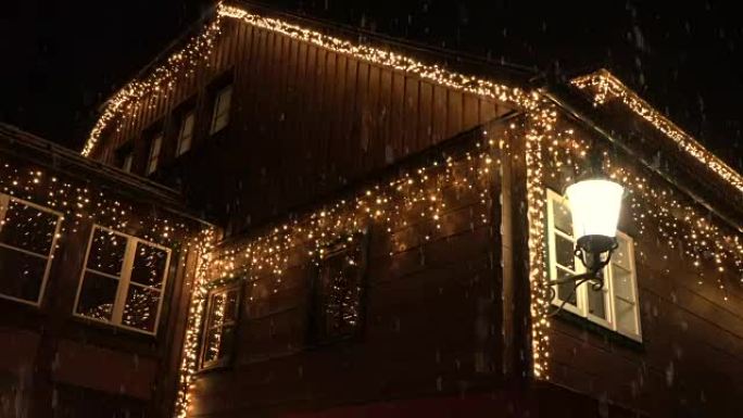 特写: 圣诞节晚上用白色发光灯装饰的大房子