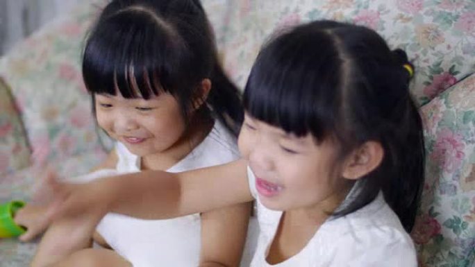 两个小女孩摸手机