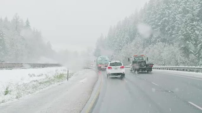 在下雪的高速公路上缓慢行驶