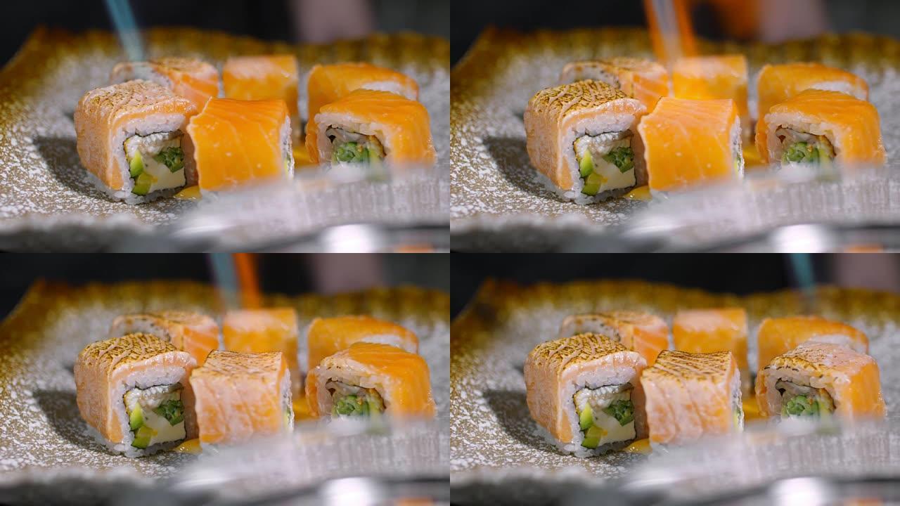 在新鲜寿司卷上使用烹饪喷灯