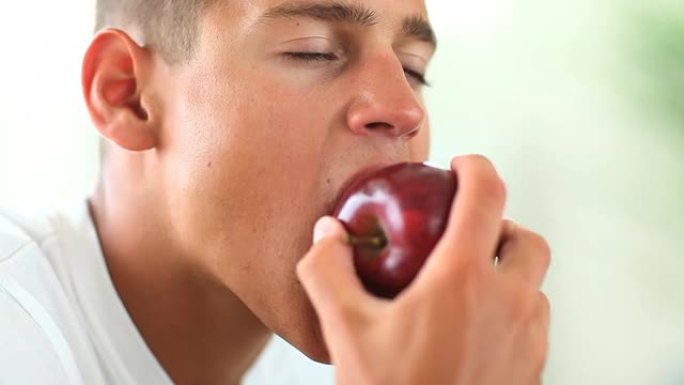 年轻人在吃苹果
