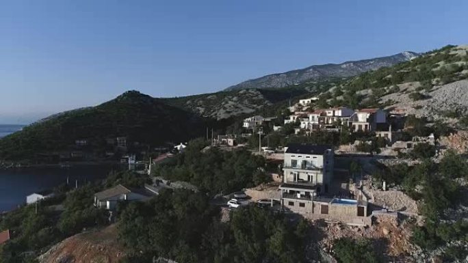 城镇的鸟瞰图。山地景观