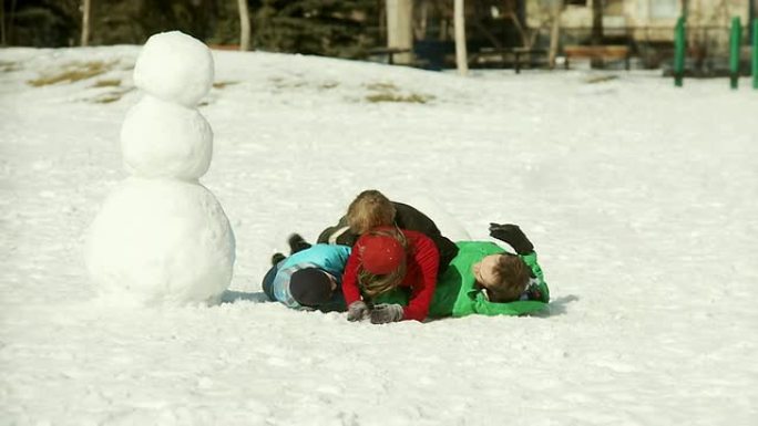 一家人在玩雪球一家人在玩雪球雪景雪人