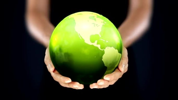 女性双手握着地球。从欧洲开始。绿色。