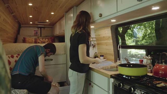 UHD 4K: 年轻的成年夫妇交替住在面包车中