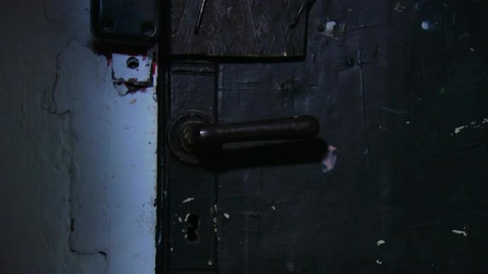诡异的旧门打开开门门把手转动从外面开门