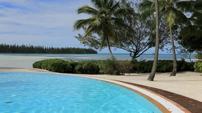 热带度假酒店的户外无限游泳池