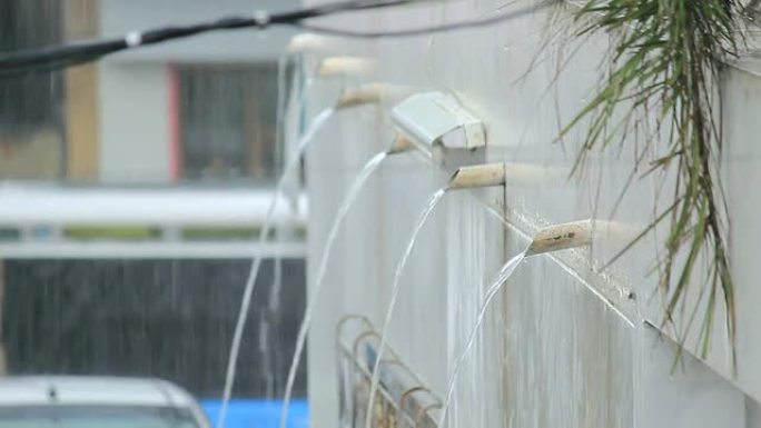 雨水从管道中哗哗作响