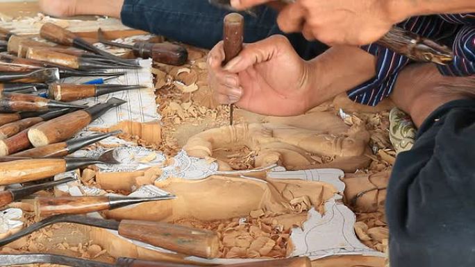经验丰富的木雕师经验丰富的木雕师
