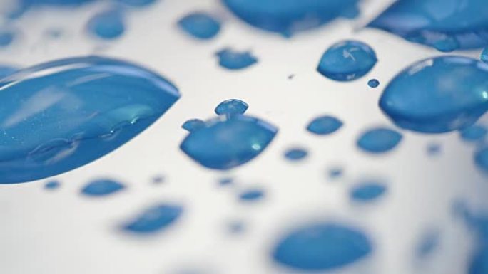 Doof，宏观，收起大大小小的雨滴，雨后照耀蓝色表面