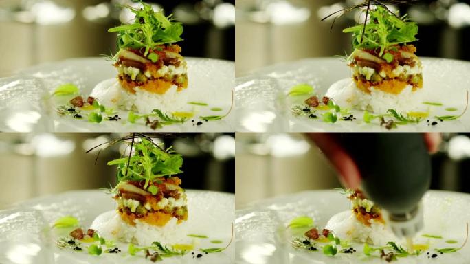 厨师在豪华餐厅供应美味的海鲜沙拉。