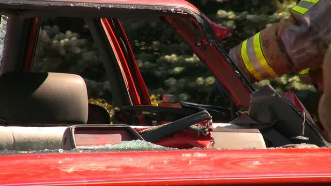 事故发生后，消防员在救援现场拆除失事汽车