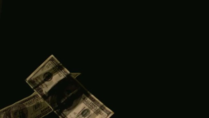 美元钞票在黑色背景上的上涨和下跌