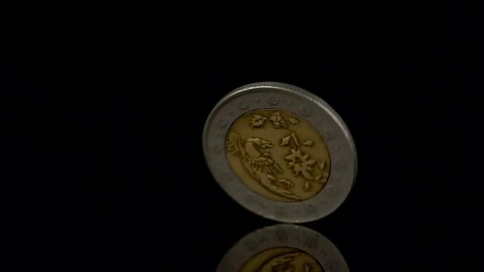 500伊朗里亚尔在黑暗背景上旋转的硬币