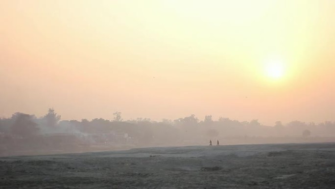 印度阿格拉的亚穆纳河床和火葬场