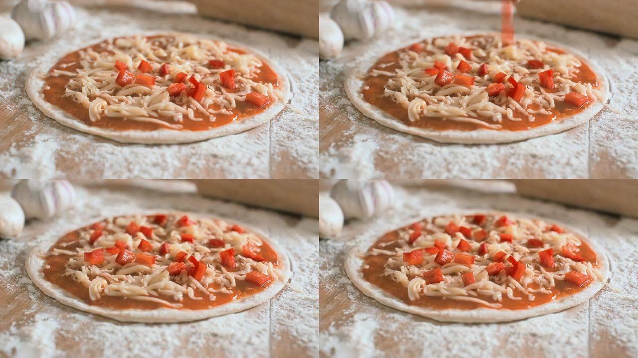 在披萨底料中加入一些红辣椒