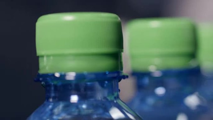 矿泉水瓶上绿色瓶盖的特写视图。
