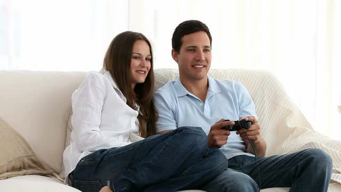 男子与女友玩电子游戏