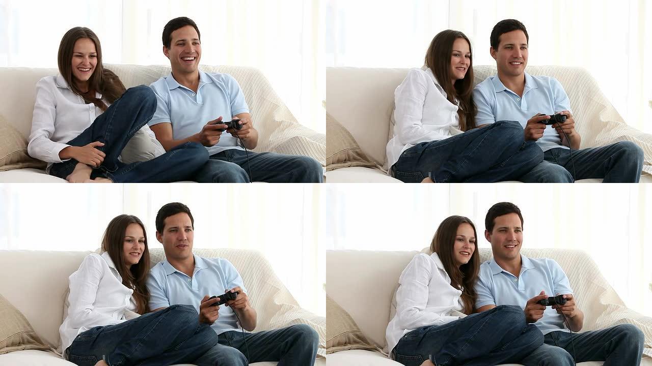 男子与女友玩电子游戏