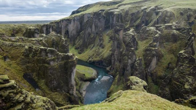 向海洋眺望的峡谷，冰岛