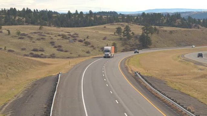 空中: 卡车和SUV在接近落基山脉的高速公路上行驶