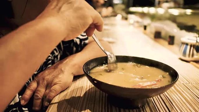 亚洲高级女性吃日本汤