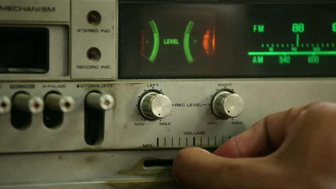 老式收音机播放拨动收银接调解音量