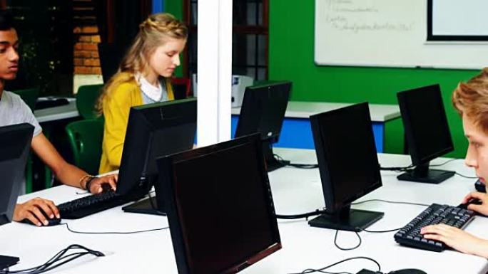 在教室里学习计算机的学生