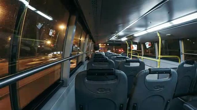 T/L WS PAN夜间在街上行驶的公交车的内部视图/北京，中国