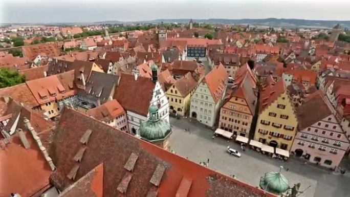 平移镜头: 空中行人拥挤的Rothenburg ob der Tauber Bavaria，德国