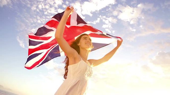 英国妇女手持英国国旗慢动作挥舞