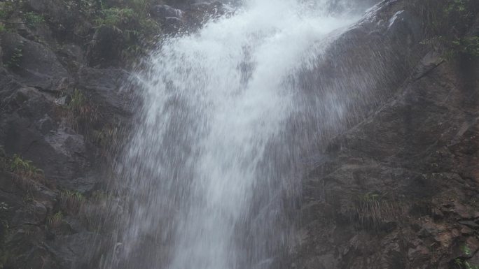 春季雨水   沉浸体验野生瀑布