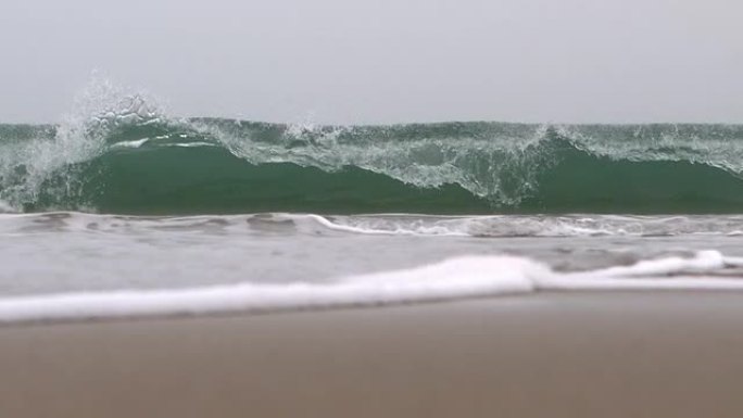 海浪冲击海滩
