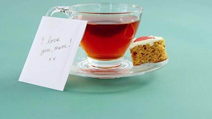 红茶与心形饼干和我爱你妈妈卡片上的文字