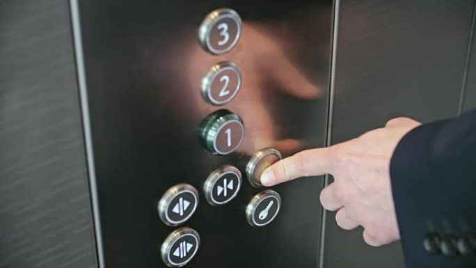 电梯中的食指按下报警按钮