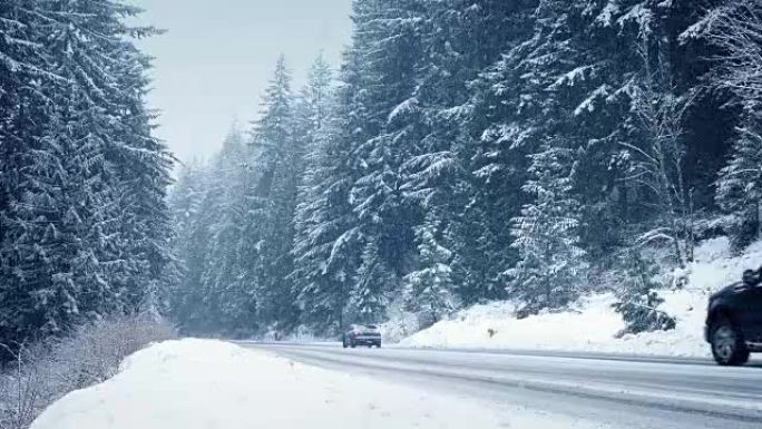 暴风雪中冬季高速公路上的汽车