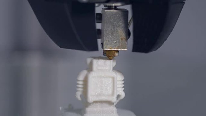 3d打印机上打印的机器人。用塑料丝线印刷