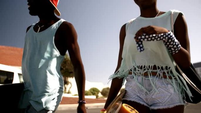 非洲裔青少年走在一起，看起来很酷