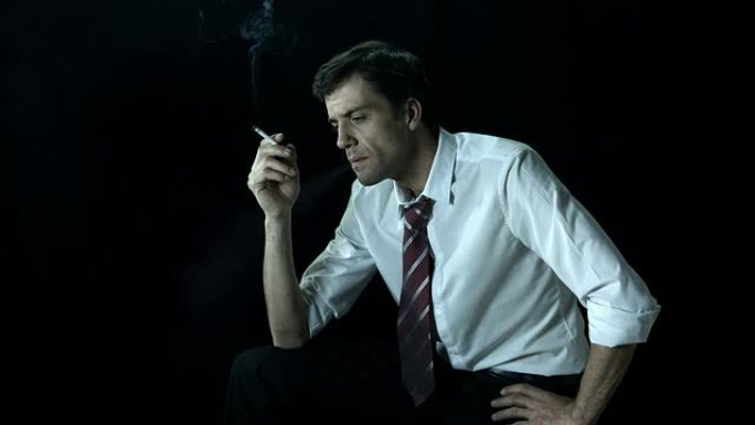 高清超级慢动作: 沉思男子抽烟
