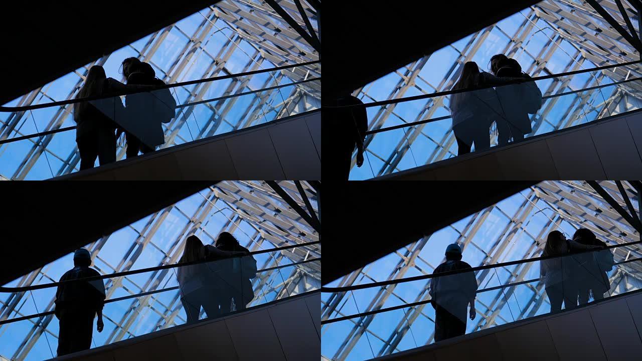 玻璃窗机场ecsalator与人的移动剪影