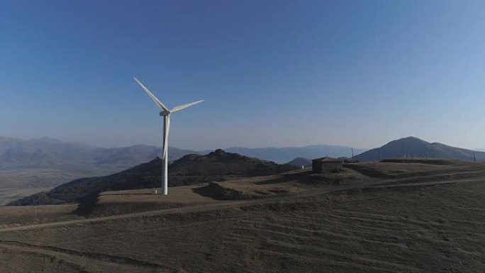 背景中风力涡轮机创建发电厂可再生能源冷却塔