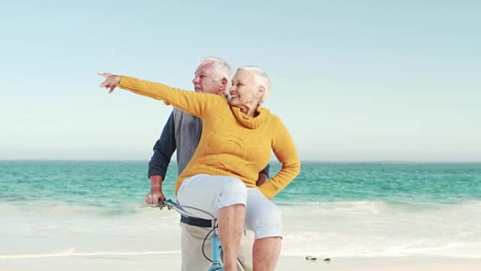 退休的老夫妇骑自行车