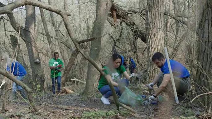 志愿者在树林中收集垃圾