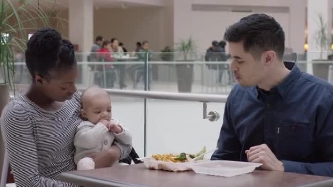 混血家庭在购物中心的美食广场吃饭