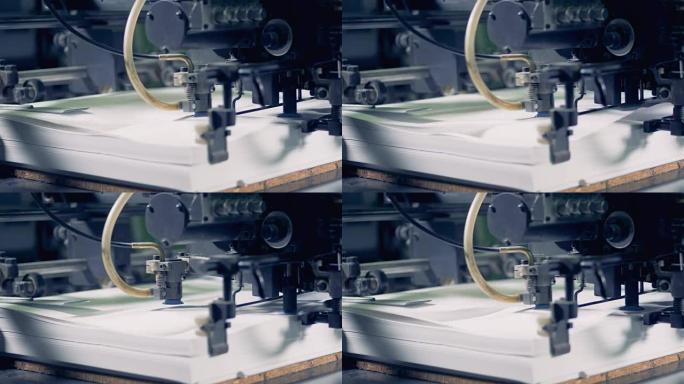 工业机器正在高速移动多张纸