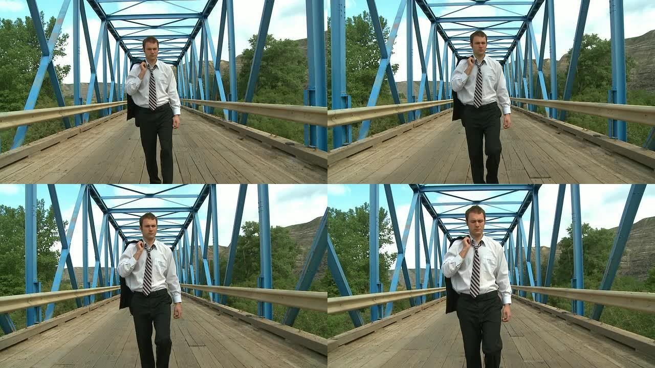 Bunsines男子走过大桥