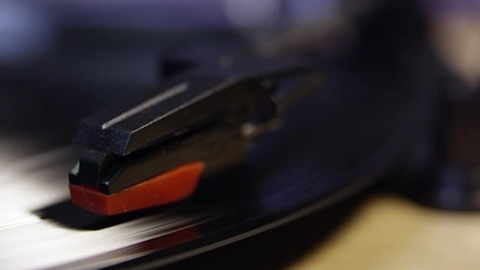 在R3D上拍摄的旋转黑胶唱片上的触控笔的浅焦点细节