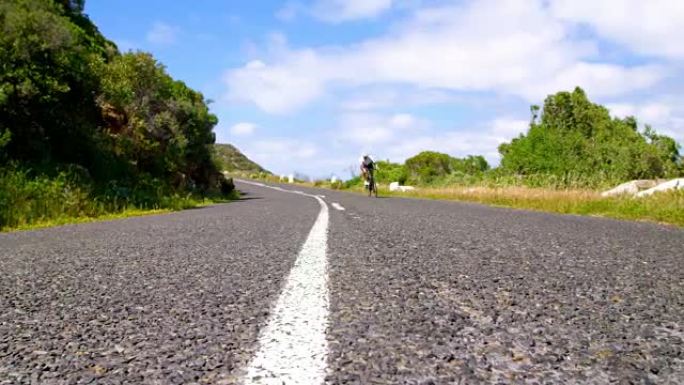 女自行车手在乡村道路上骑自行车4k