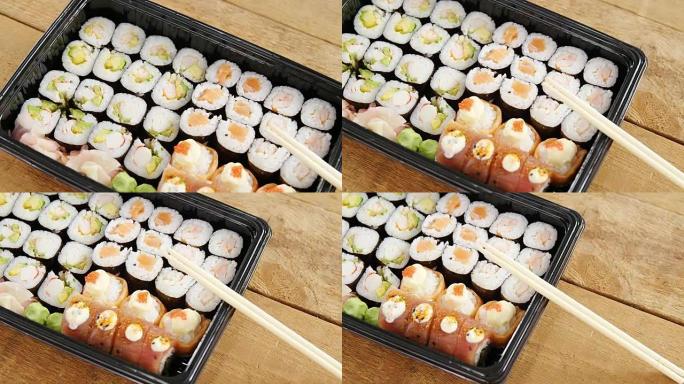 塑料托盘中的鲑鱼寿司卷