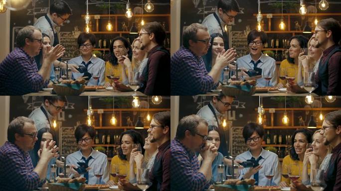 在酒吧里，服务员拿着信用卡支付机，男人用非接触式手机支付系统支付订单。美丽的年轻人说话，度过美好的时